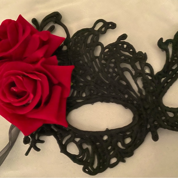 BLACK LACE MASK WITH ROSES - Picture 2 of 2
